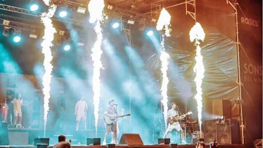 Nil Moliner, envoltat per foc,  durant el concert a Roses.