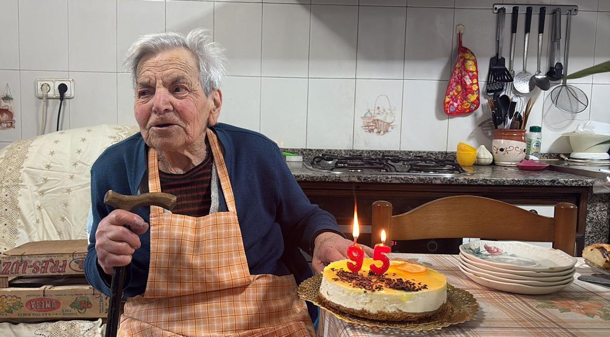 Bienvenida República González Penas, con su tarta de cumpleaños en su casa de Priegue.