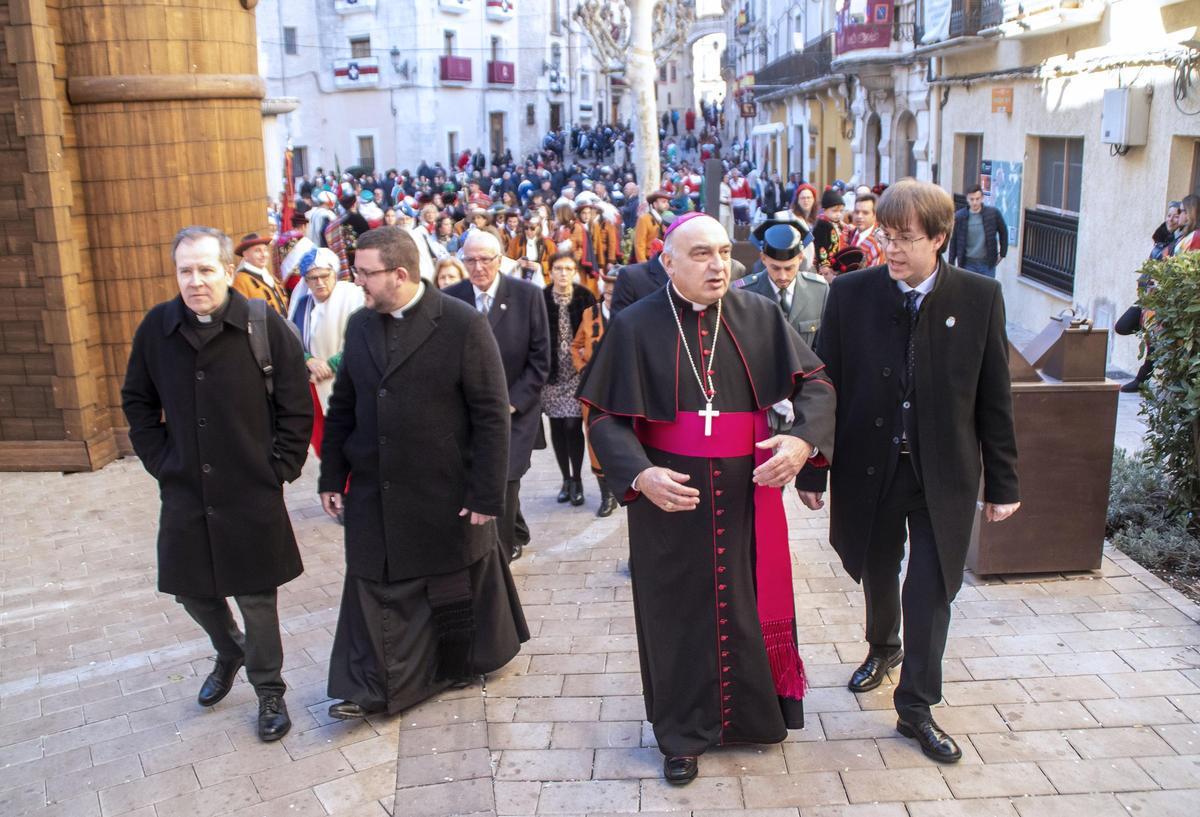 El arzobispo de Valencia, Enrique Benavent, junto al alcalde de Bocairent, Xavier Molina.