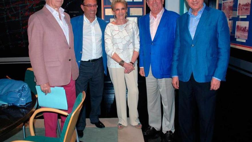 Por la izquierda, Fernando Guerra, el economista Juan Vázquez (patrono), Monchita Pando, Antonio Suárez y José Luis García Delgado, ayer, en el Archivo de Indianos de Colombres.