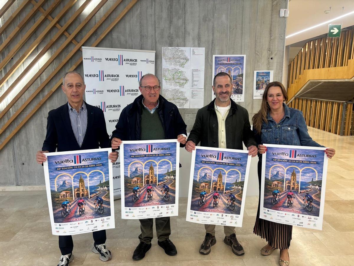 Por la izquierda, Coque Montero, Ángel García, Cristina Mendo y Jesus Abad, con carteles de la prueba.