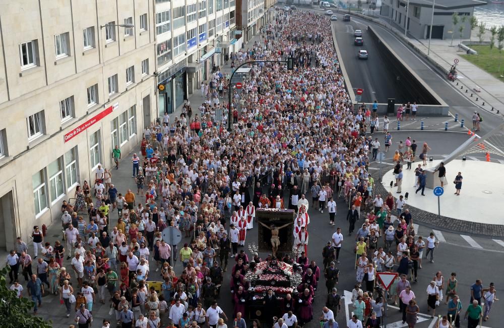 Miles de fieles acompañan a la imagen del nazareno en la tradicional procesión por el centro de la ciudad con principio y final en la Colegiata.