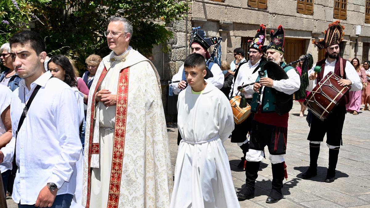 El párroco, Javier Porro, encabezó el desfile, en el que no faltaron los gaiteiros.
