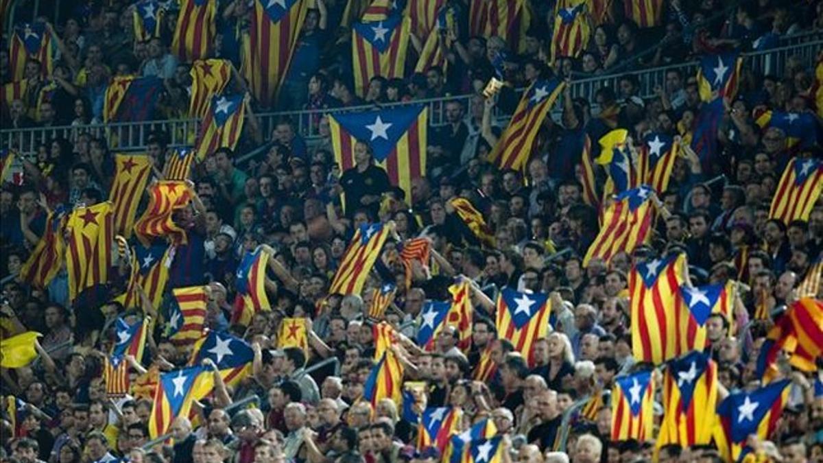 Exhibición de 'estelades', durante el partido Barça-Madrid del domingo, 7 de noviembre.