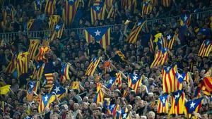 Exhibición de ’estelades’, durante el partido Barça-Madrid del domingo, 7 de noviembre.