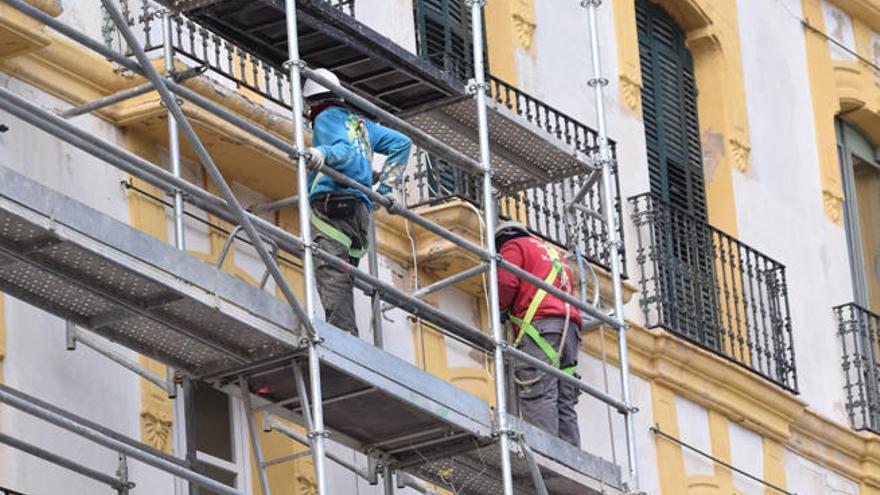 Operarios en una obra de rehabilitación en el centro de Vila.