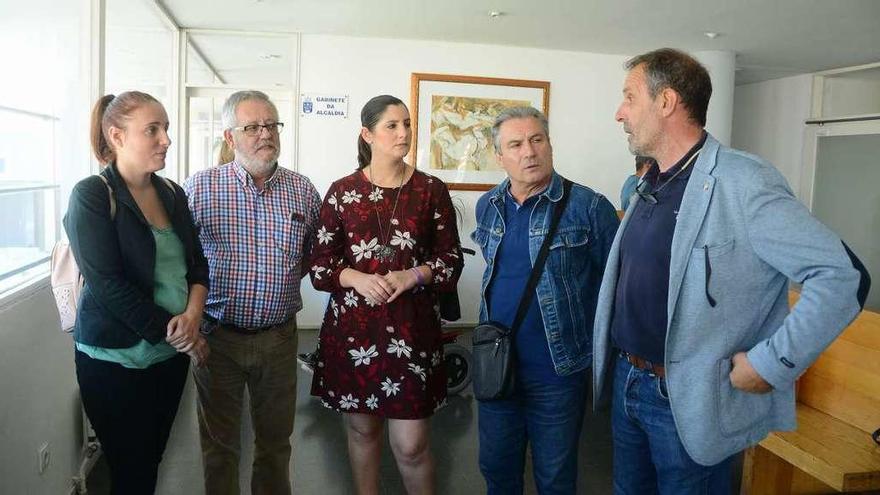 Alcaldes y otros representantes de los gobiernos de Cangas, Moaña, Bueu y Vilaboa, esperando el viernes a la reunión con Fomento. // G.Núñez