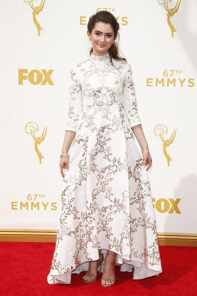 Emmy 2015: Emily Robinson con vestido blanco de encaje