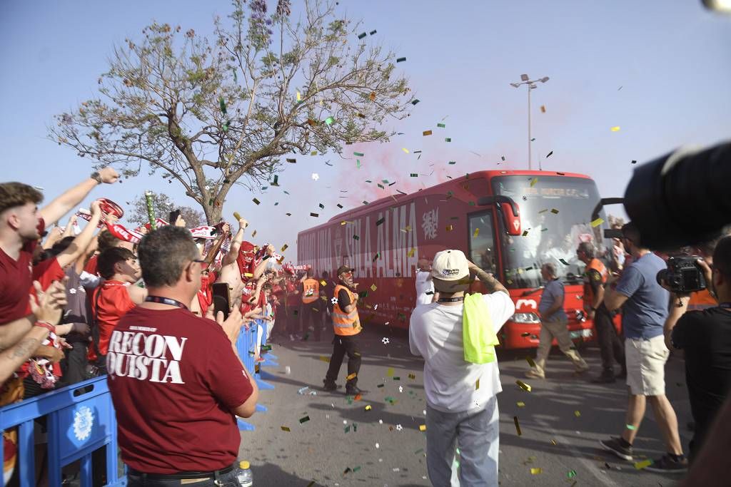 Recibimiento de la afición al Real Murcia antes del partido ante el Nástic