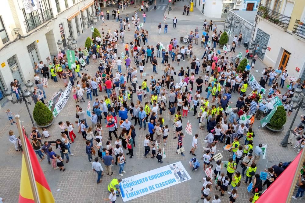 La educación concertada protesta en Elda contra los recortes del Consell