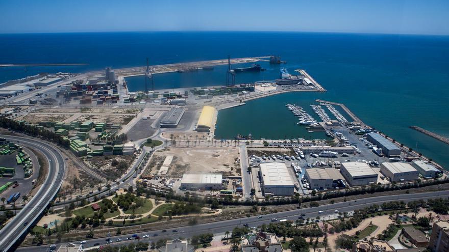 Fugas, derrames e incendios: los peligros de los macrodepósitos del puerto de Alicante