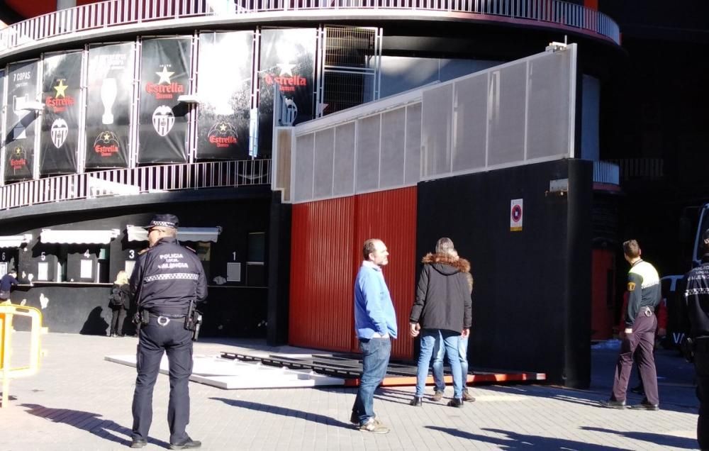 Cae una valla de Mestalla y hiere a un mujer