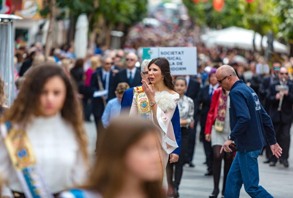 Las bandas marcan el ritmo del arranque de las fiestas de Benidorm.