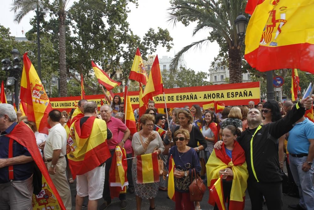 Caravana de vehículos con banderas españolas en València