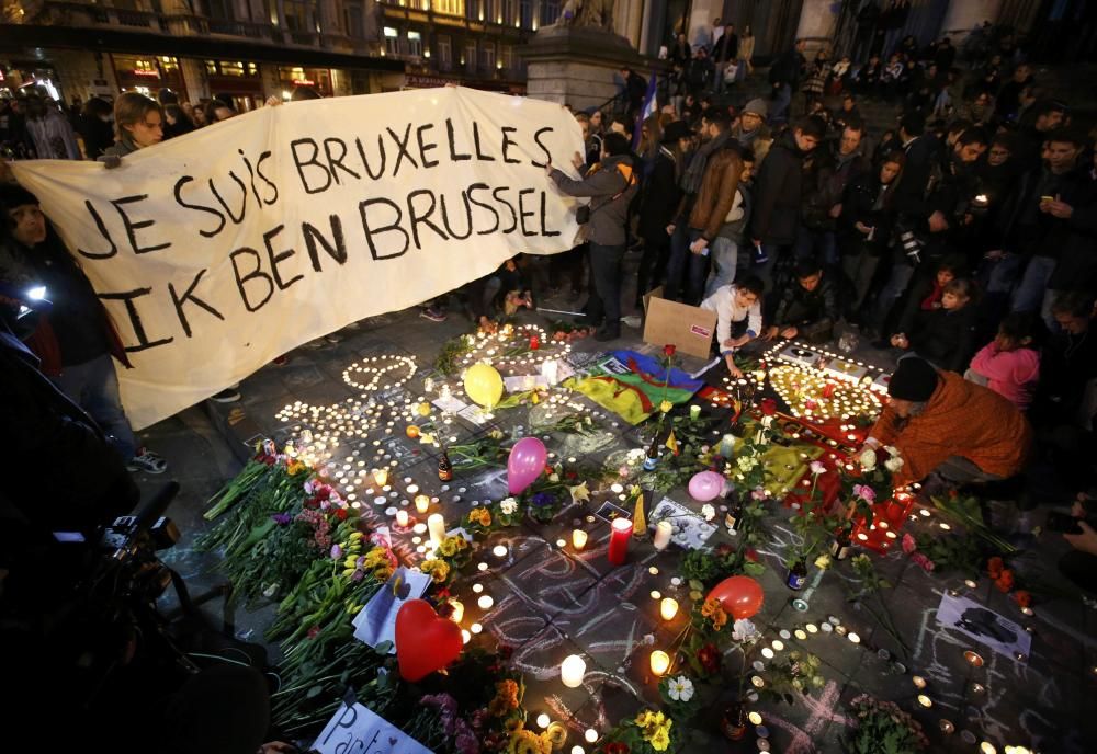 La noche y el día después a los atentados han sido emocionalmente duros para los habitantes de la capital belga, golpeada por el terrorismo. Los ramos de flores se acumulaban en las plazas.