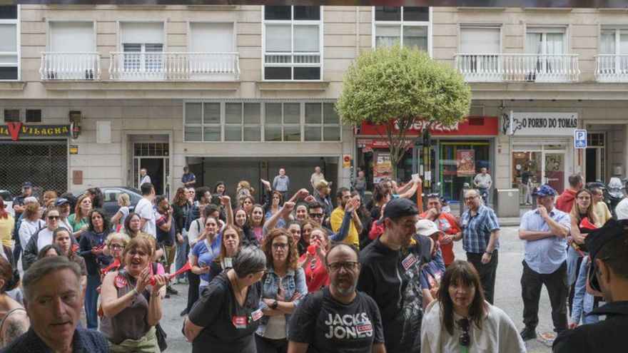 Trabajadores de la alimentación, durante la huelga ayer. | Roi Cruz