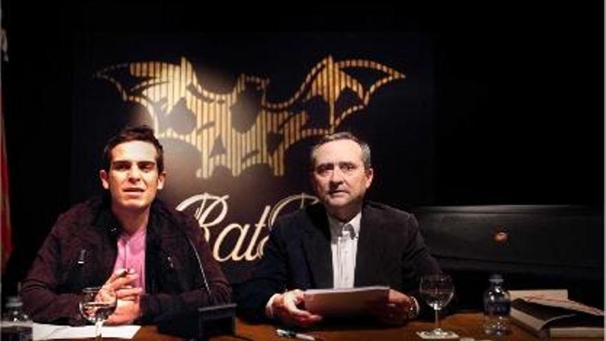 Josep Puchades, secretario de Lo Rat Penat, y Abelard Saragossà, de la UV, ayer.