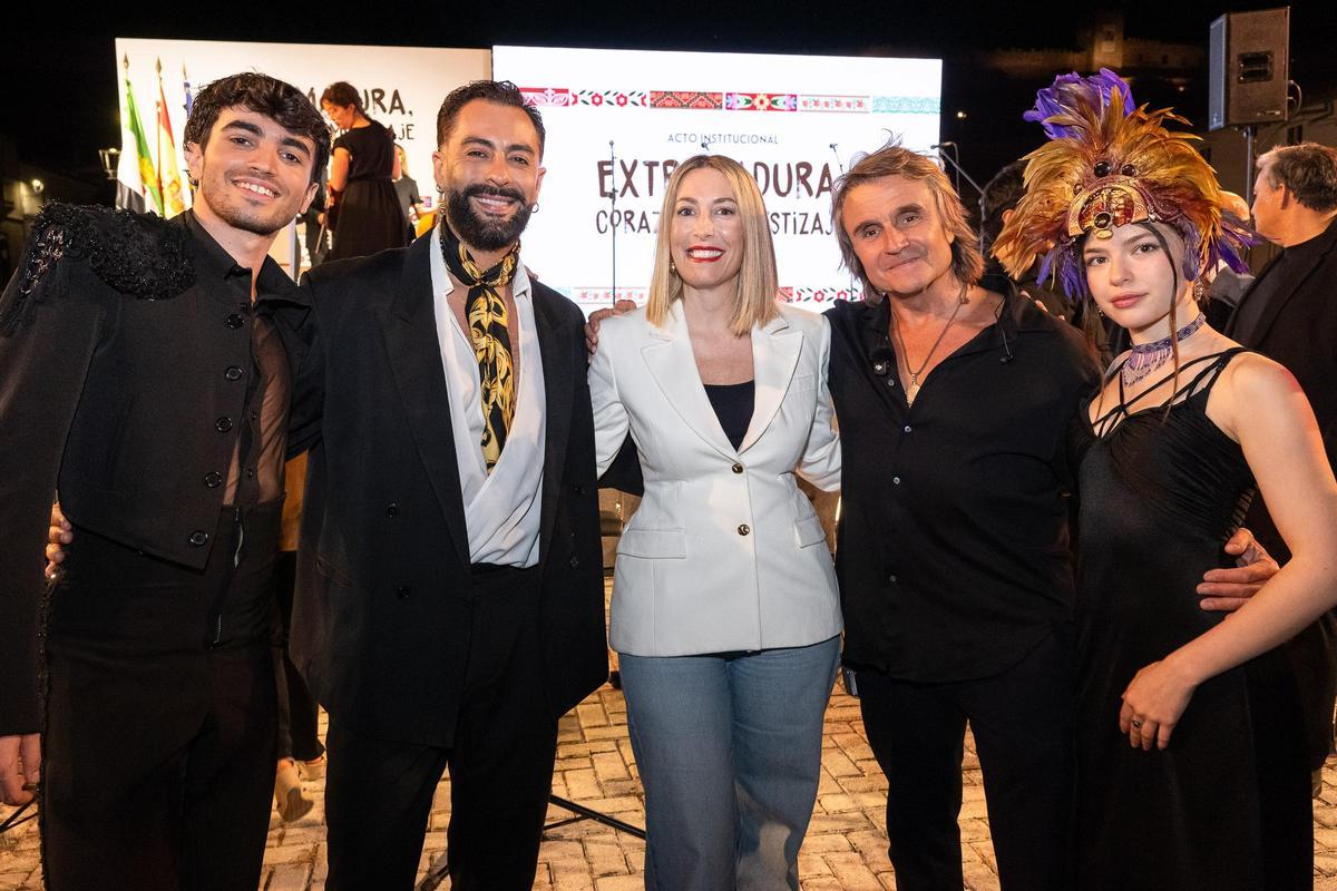 Fotogalería | Las imágenes del acto institucional en Medellín con María Guardiola y Nacho Cano