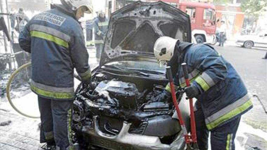 Arde un coche de madrugada en la capital cordobesa