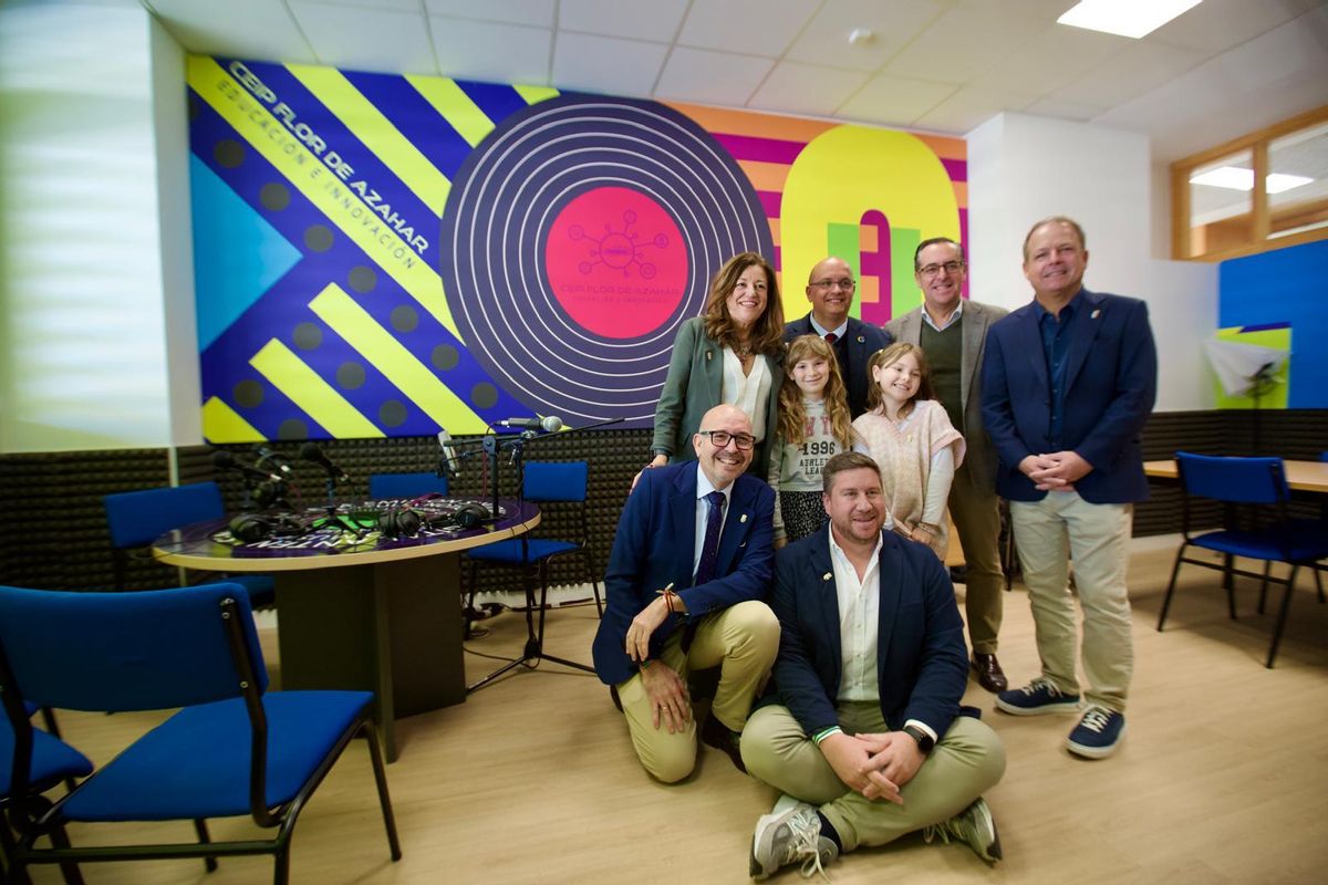 La consejera y el delegado de Educación, junto al director mundial de Google for Education y otros directivos, que visitaron en marzo el CEIP Flor de Azahar.