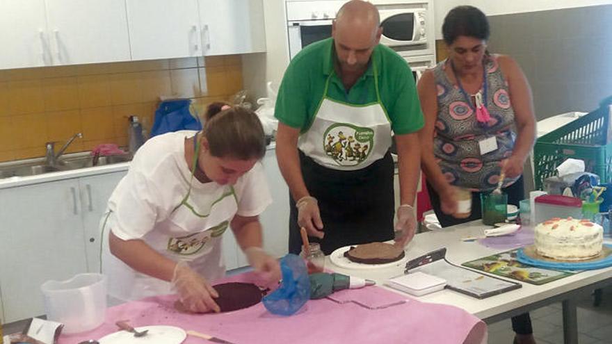 Hiperdino imparte un taller de cocina para celíacos