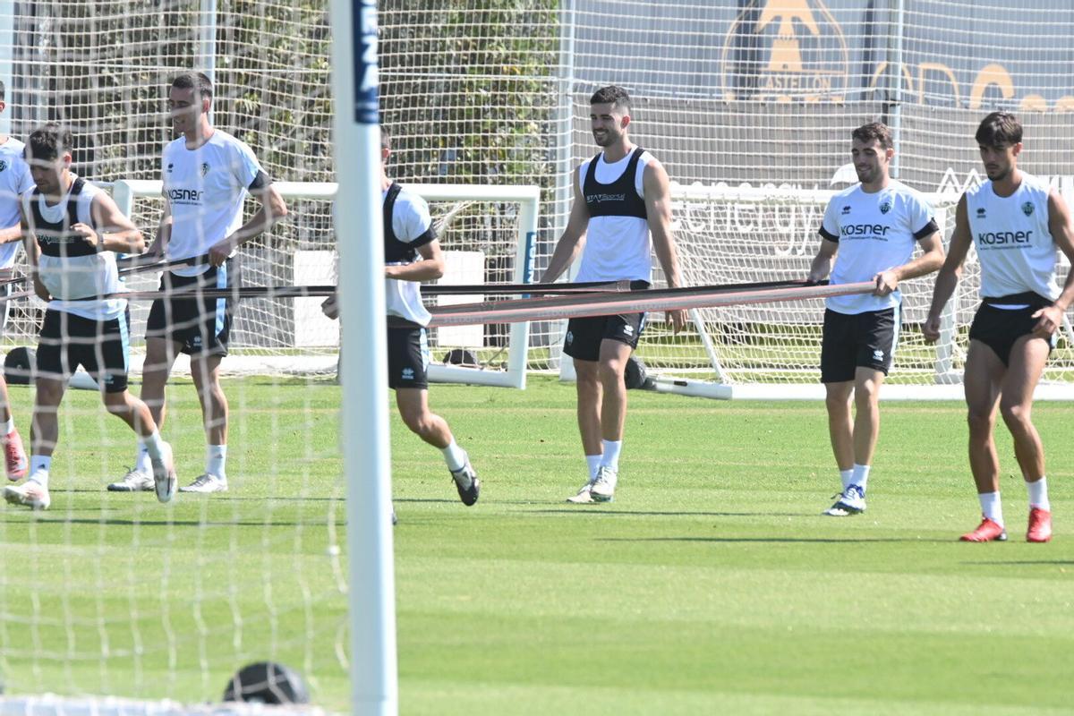 Entrenamiento de los 'orelluts', en la Ciudad Deportiva Globeenergy, antes del Castellón-Eibar