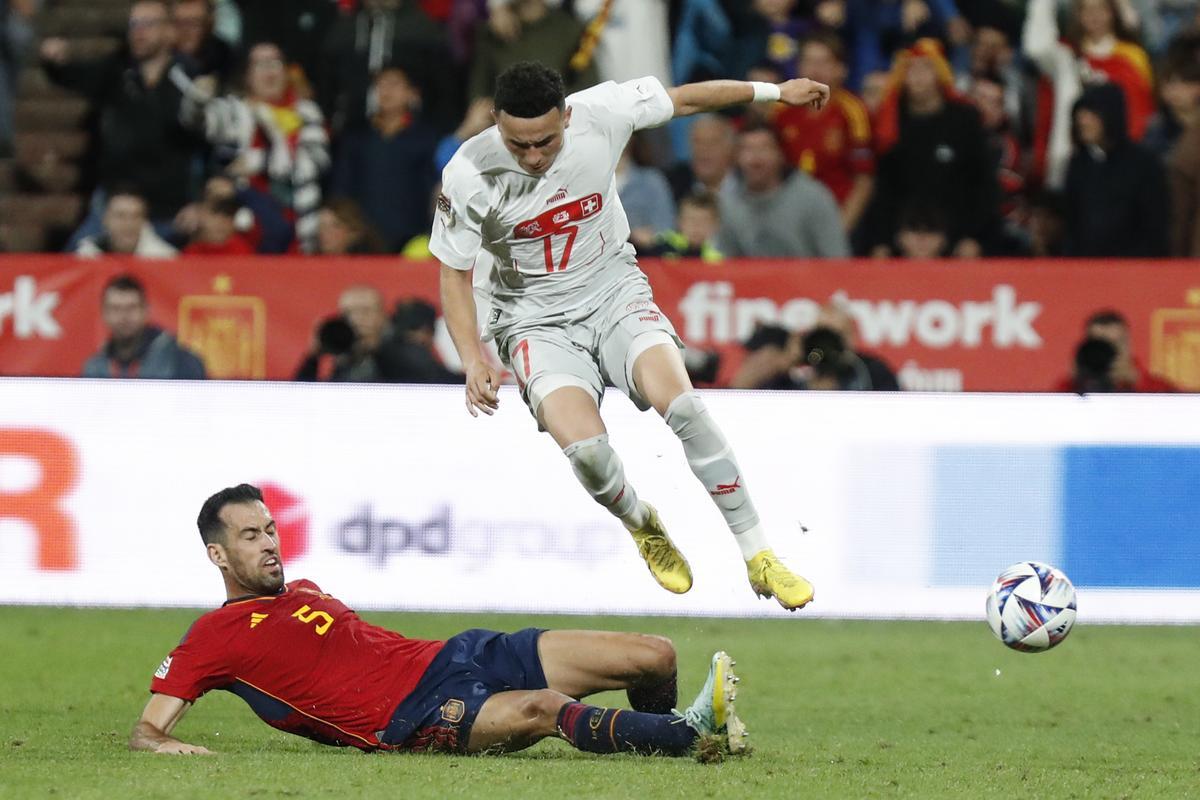 ZARAGOZA, 24/09/2022.- El centrocampista de la selección española Sergio Busquets (i) pelea un balón con Rubén Vargas, de Suiza, durante el partido de la Liga de Naciones que España y Suiza disputan este sábado en el estadio de La Romareda, en Zaragoza. EFE/Javier Belver