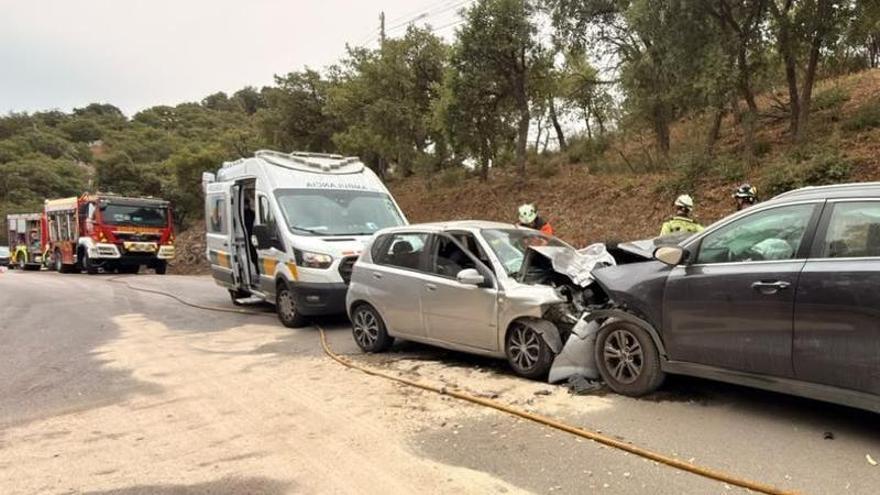Cinco heridos, uno de ellos excarcelado, tras un choque frontal entre dos coches en Casares