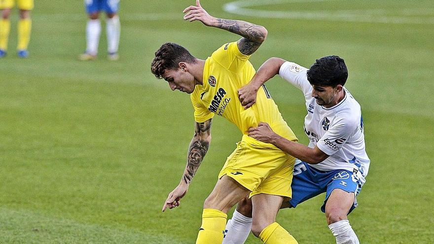 Carlos Pomares, en una acción defensiva del partido ante el Villarreal.