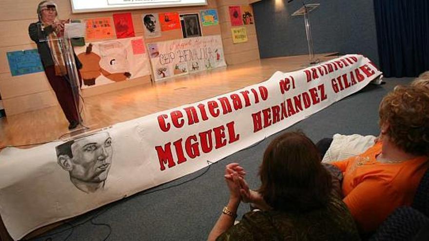 El maratón de lecturas poéticas de Miguel Hernández reúne a más de 750 personas