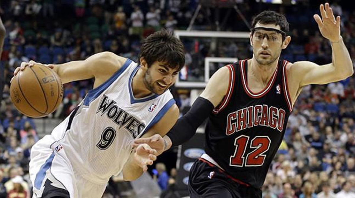 Ricky Rubio intenta desfer-se de Kirk Hinrich.
