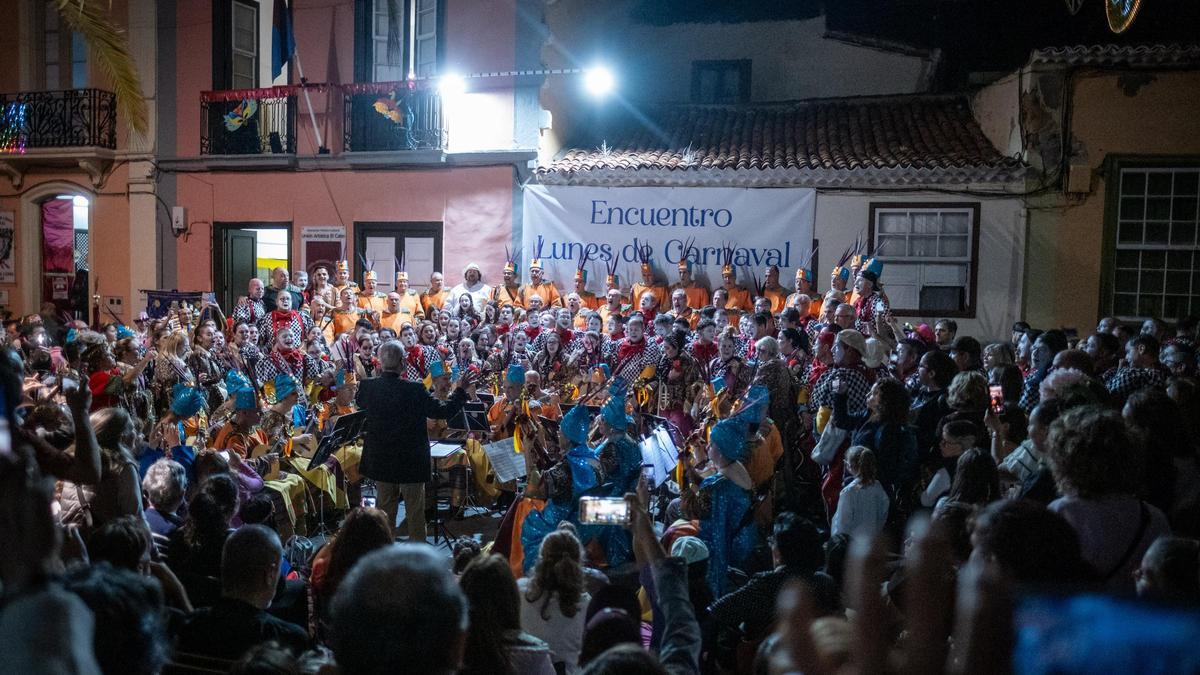 La UA El Cabo, Bambones y Marchilongas durante un momento de la canción 'Santa Cruz en Carnaval'