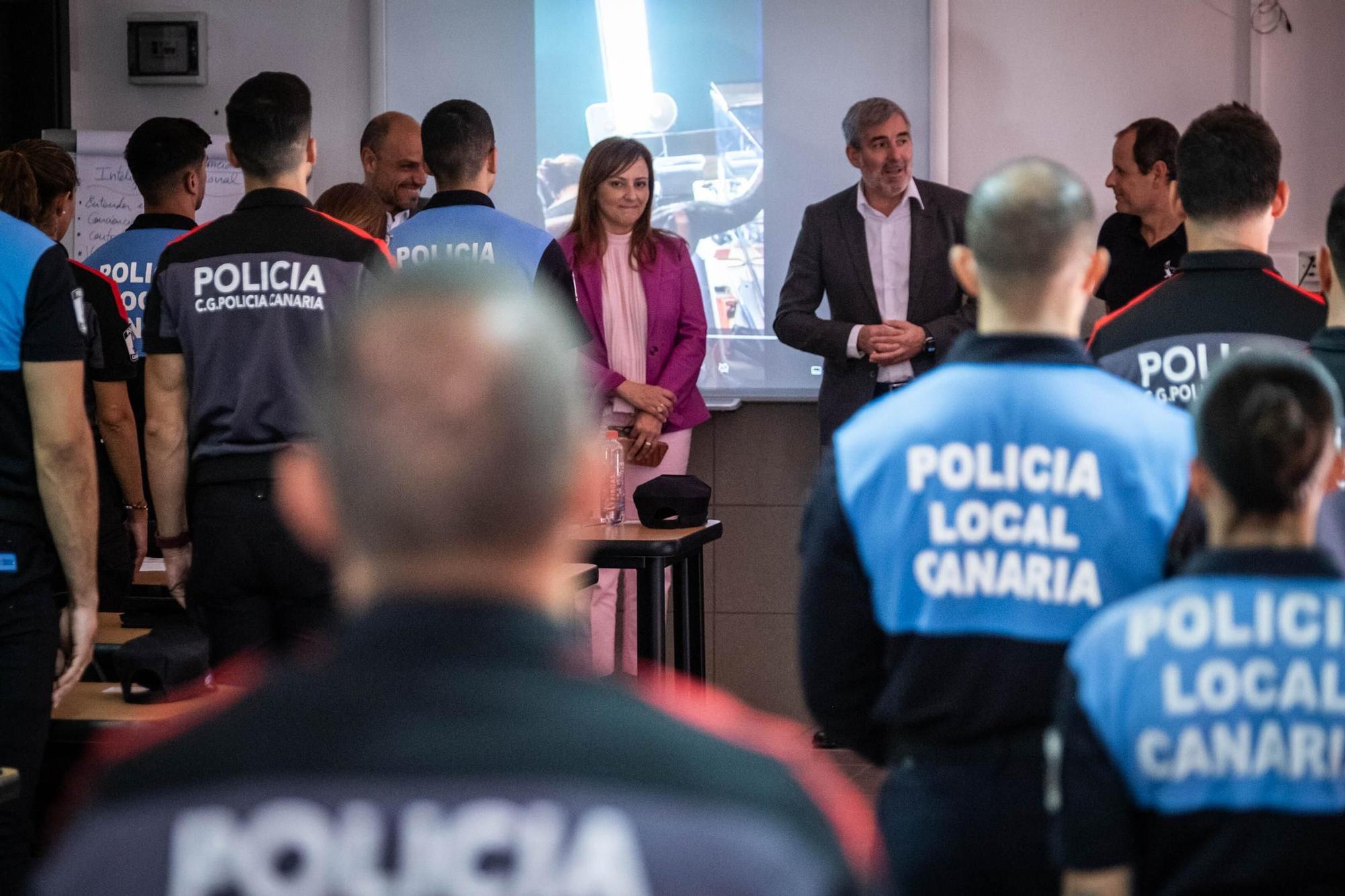 El presidente de Canarias visita la sede de la Policía Autonómica en Tenerife