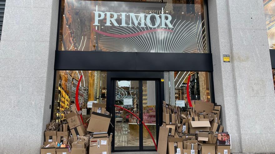 Primor hace acopio de cajas de mercancía en su establecimiento de A Coruña