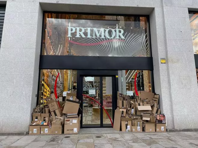 Primor hace acopio de cajas de mercancía en su establecimiento de A Coruña