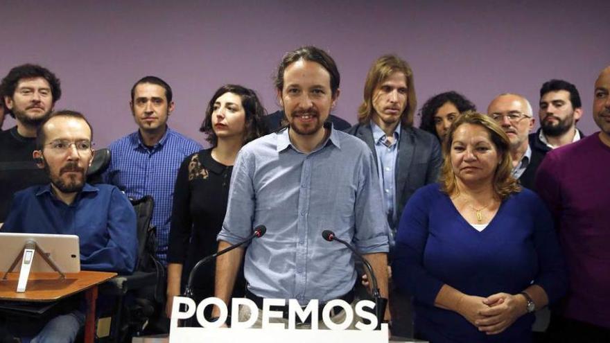 Iglesias, con Echenique a la izquierda, en la rueda de prensa que ofreció al finalizar su reunión con los secretarios generales autonómicos de Podemos.