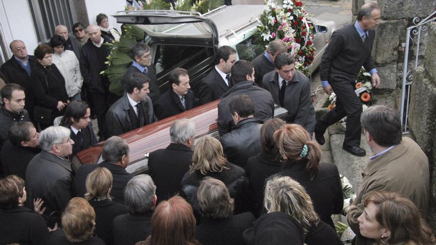 Elisardo Alonso, a la derecha, en el entierro de su madre en Ourense en 2015 // I. Osorio