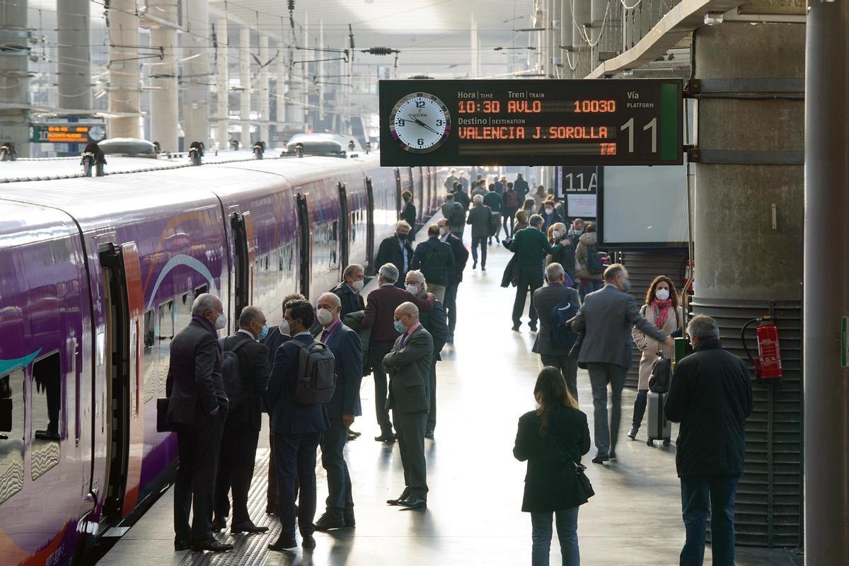 El primer AVE low cost Avlo sale de Madrid con destino València