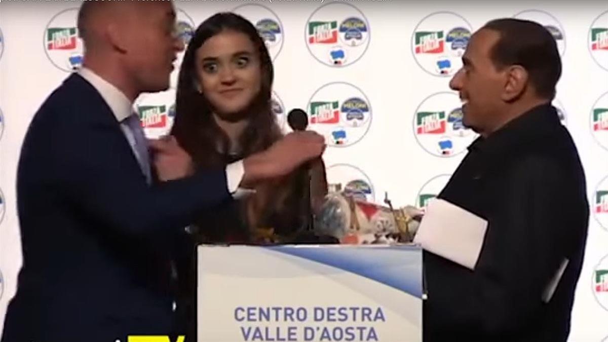 La joven no puede disimular su asombro tras el comentario machista de Berlusconi