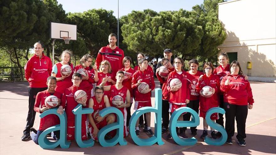 Fran Vázquez visita la escuela de Atades