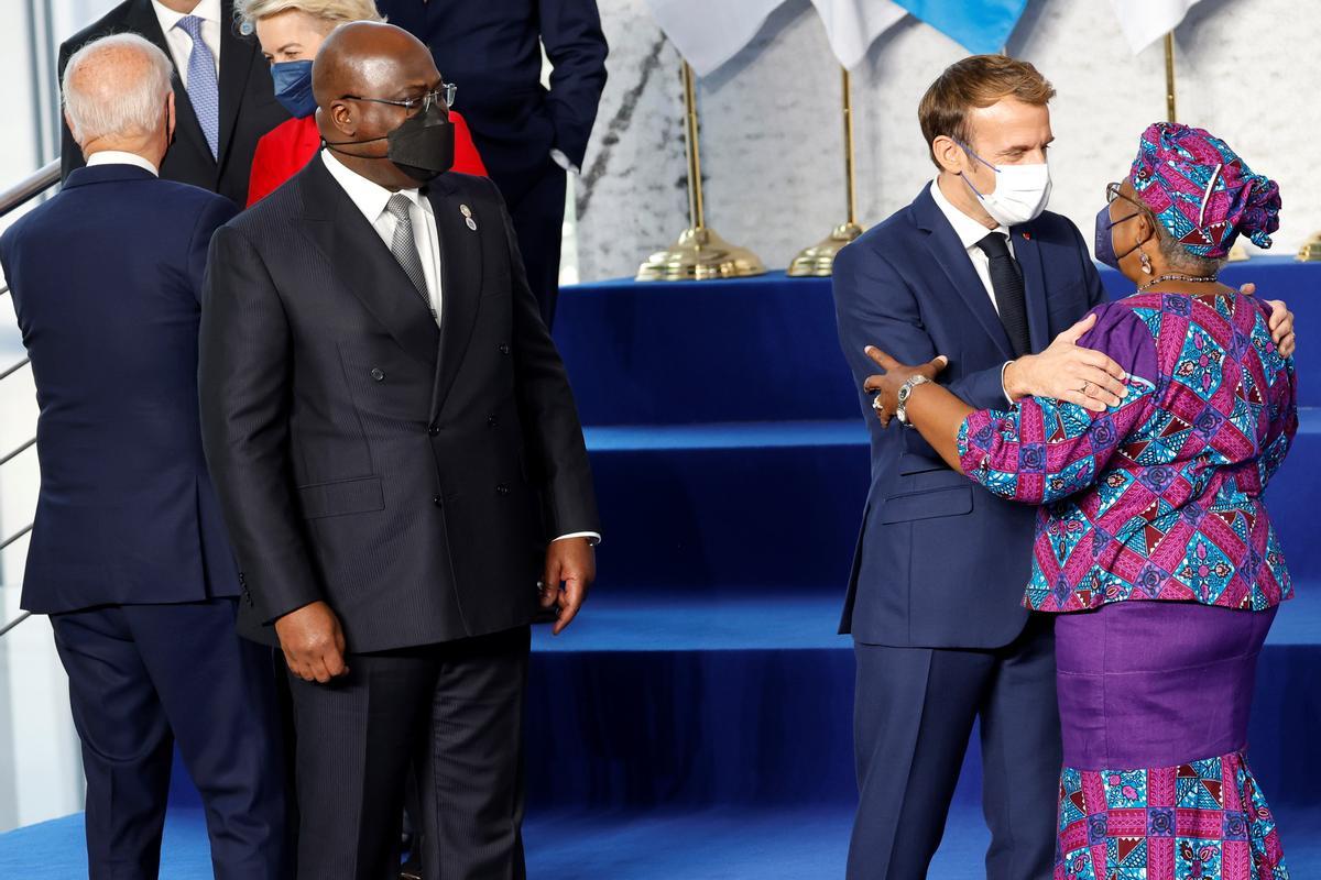 El presidente de la República Democrática del Congo, Felix Tshisekedi, observa cómo el presidente francés, Emmanuel Macron, saluda al director general de la Organización Mundial del Comercio (OMC), Ngozi Okonjo-Iweala, en el inicio de la Cumbre de Líderes Mundiales.