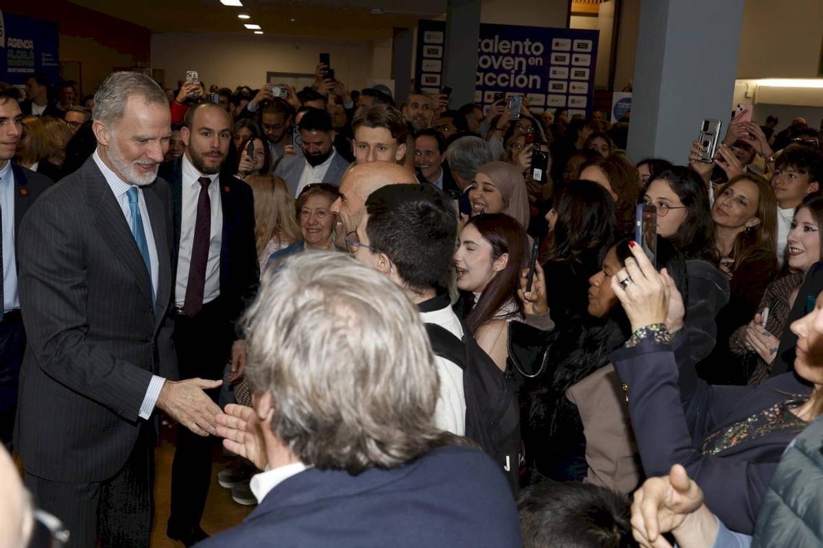 Felipe VI saluda a algunos de los muchos jóvenes que estuvieron presentes