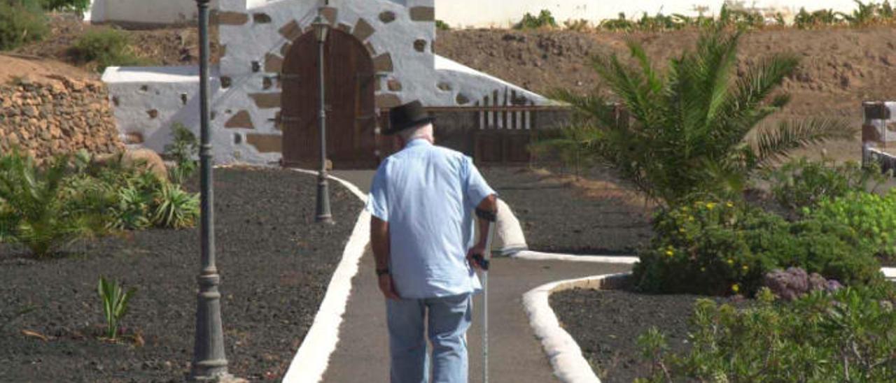 Imagen de archivo de un anciano paseando solo.