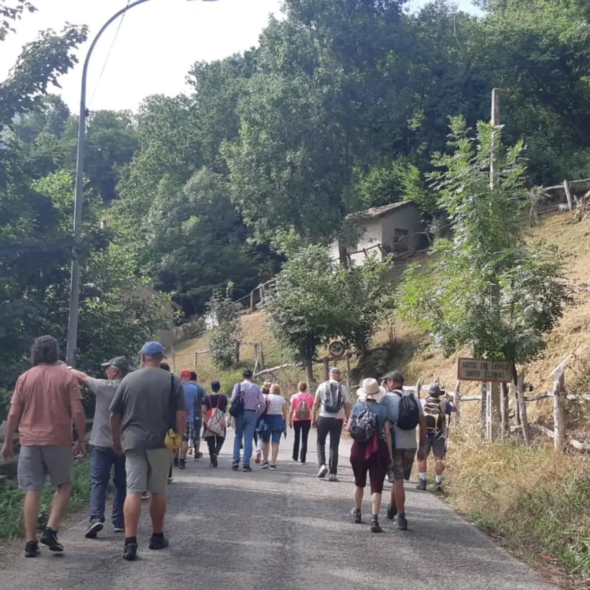 Caminantes en la ruta etnográfica por Soto Llorío.