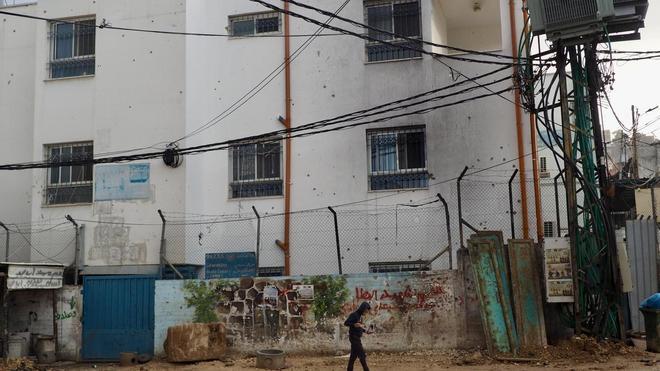 Escuela palestina con impactos de bala en la fachada en el campo de refiugiados de Yenín.