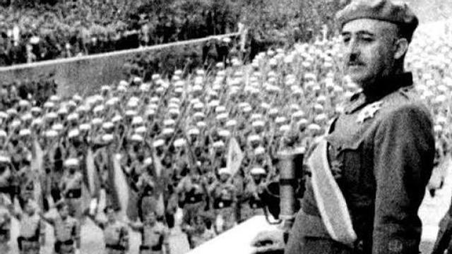 Franco preside el Desfile de la Victoria en Madrid (1939). |