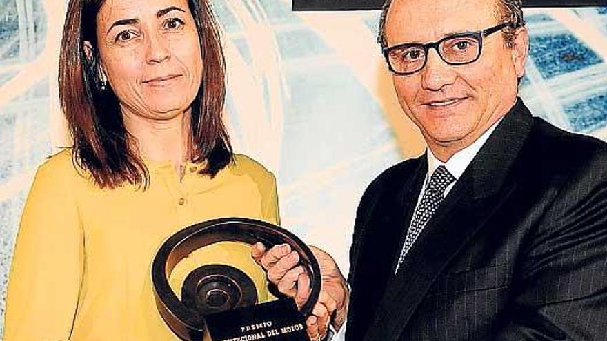 Premio Institucional del Motor a María Seguí, directora general de la DGT, que lo recibe de Javier Moll, presidente de Editorial Prensa Ibérica
