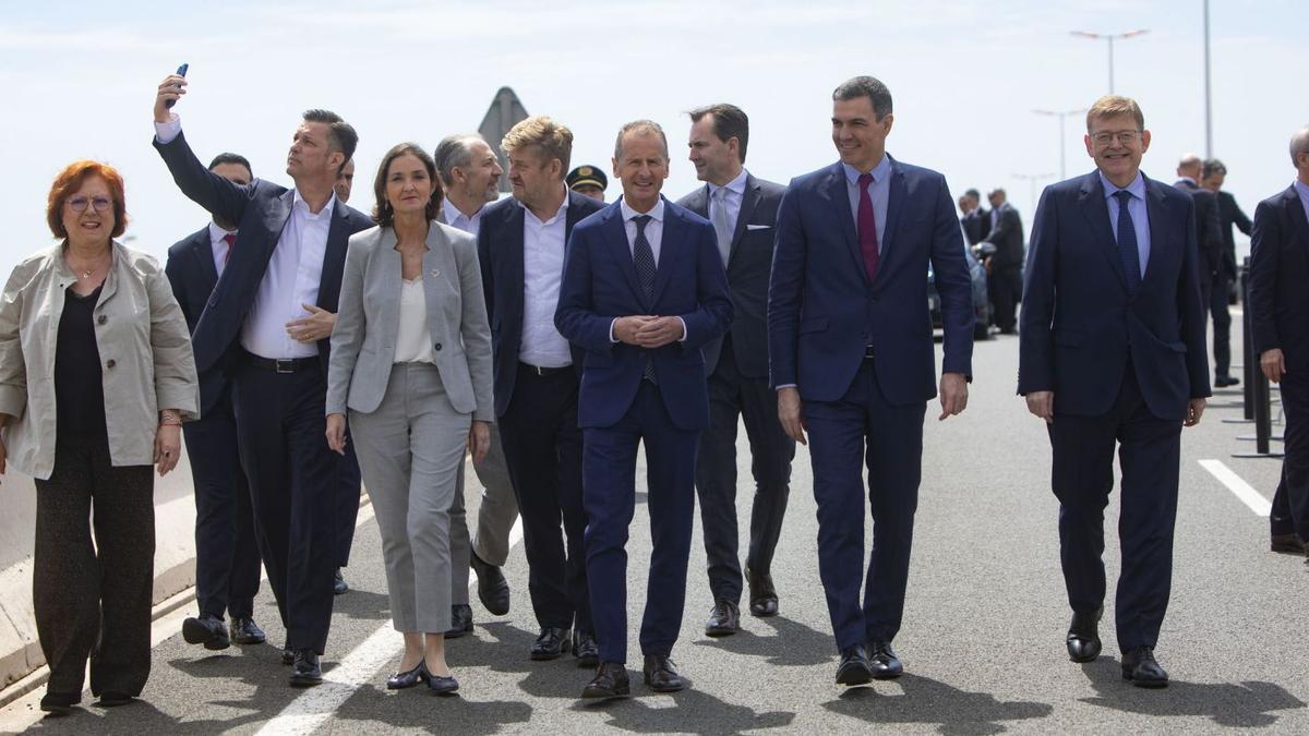 Pedro Sánchez, Ximo Puig, Reyes Maroto y Gloria Calero acompañan a Herbert Deiss, CEO de Volkswagen, en su visita a Sagunt tras el anuncio de la gigafactoría. | DANIEL TORTAJADA