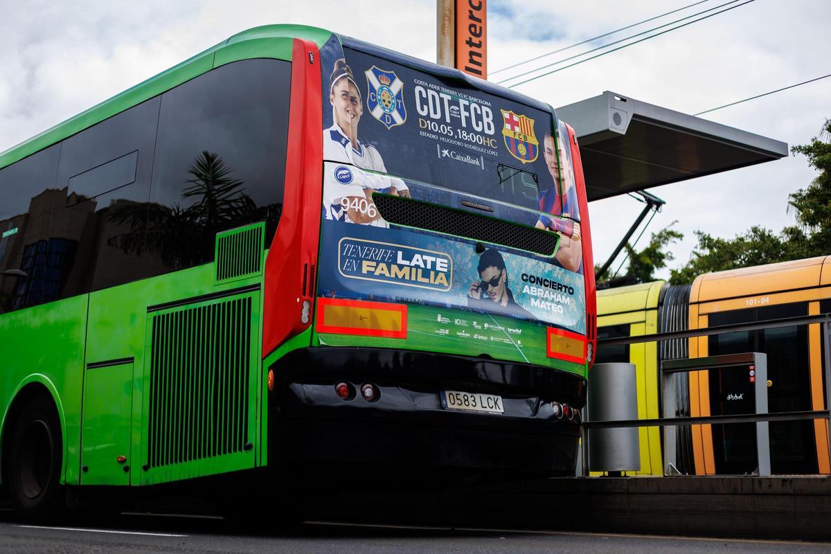 Un modelo de guagua de Titsa con la imagen promocional del partido.