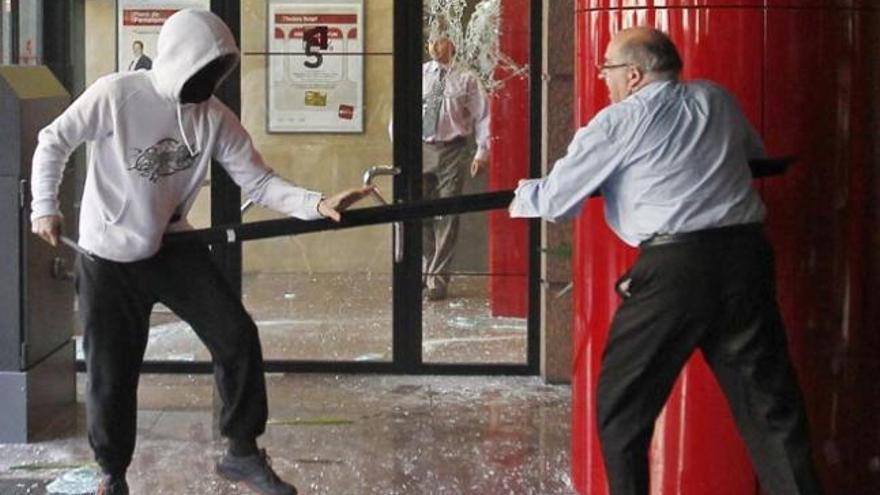 Un alborotador se enfrenta a un guardia de seguridad.